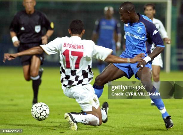 Le défenseur du Boavista Porto Jose Silva tente de tacler l'attaquant d'Auxerre, le Sénégalais Khalilou Fadiga, lors du match retour Auxerre/Boavista...