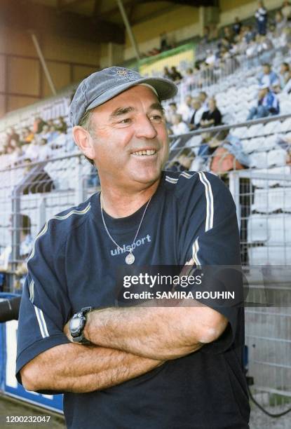 Daniel Rolland, le nouvel entraîneur de l'AJ Auxerre et successeur de Guy Roux, surveille l'échauffement de ses joueurs avant la rencontre opposant...