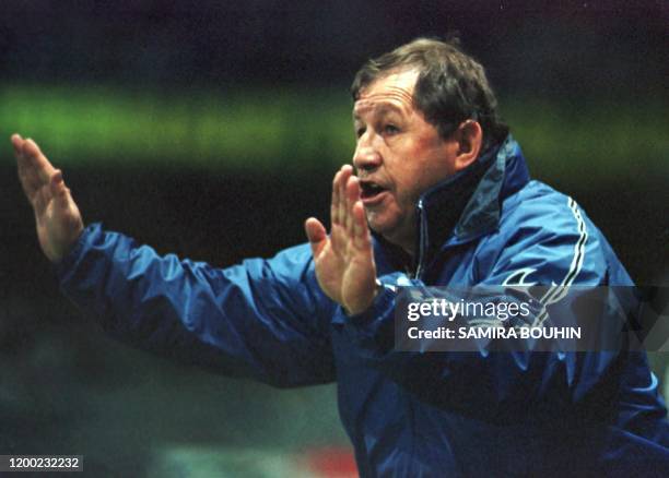 L'entraîneur de l'AJ Auxerre, Guy Roux, interpelle un joueur, le 08 avril 2000 au stade Abbé Deschamps, lors de la rencontre Auxerre-Nantes, comptant...