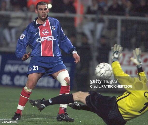 L'attaquant parisien Bruno Rodriguez inscrit le 1er but de son équipe, le 20 mars 1999 au stade de l'Abbé Deschamps à Auxerre, lors de la rencontre...