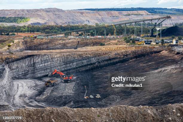 mine de charbon - coal mine stock photos et images de collection