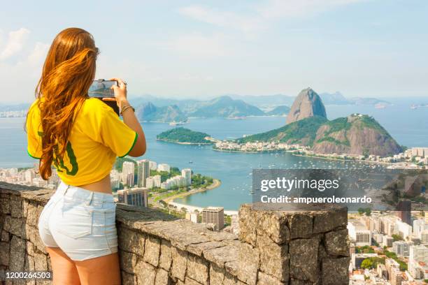 joven fotografía en la bahía de guanabara en río de janeiro, brasil - copacabana rio de janeiro fotografías e imágenes de stock