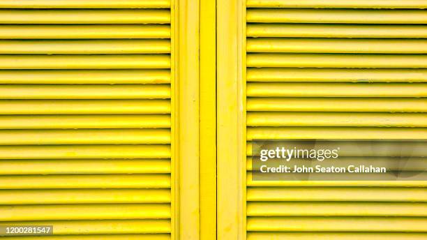 barbados, yellow shutters - bridgetown barbados stockfoto's en -beelden