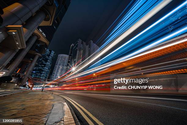 moderner stadtverkehr bei nacht, hongkong - fahrzeuglicht stock-fotos und bilder