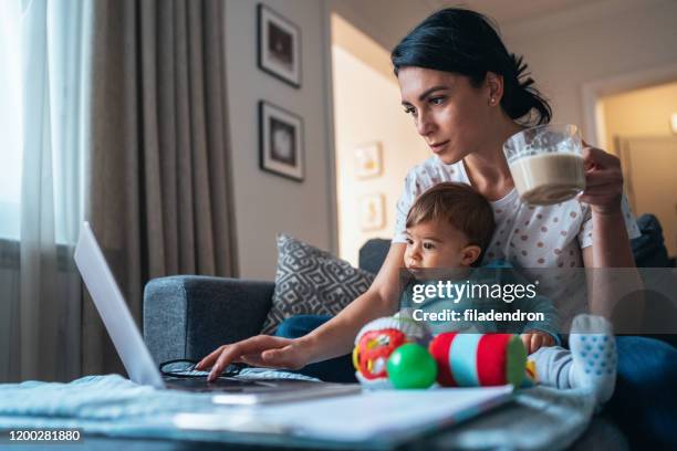 lavorare a casa mamma - madre capofamiglia foto e immagini stock