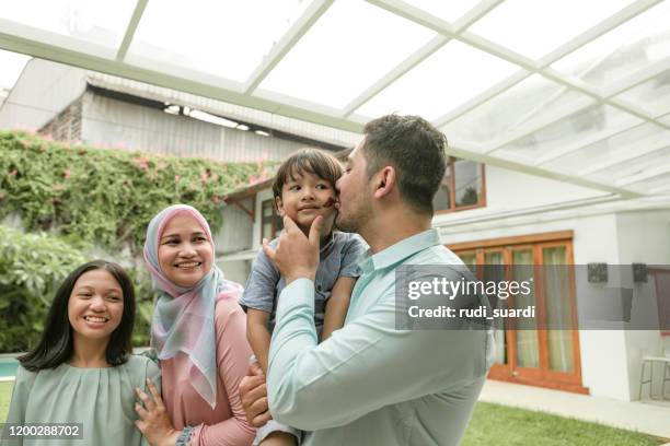 mehrgenerationenfamilie feiert geburtstag - indonesischer archipel stock-fotos und bilder