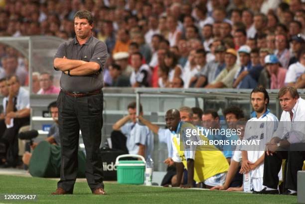 Entraîneur de l'Olympique de Marseille, Rolland Courbis , regarde ses joueurs, le 22 août au stade Vélodrome de Marseille lors de la rencontre...