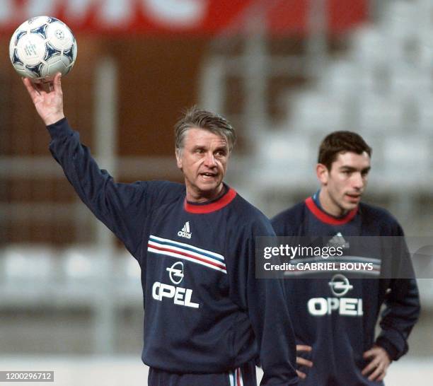 Le joueur Robert Pires écoute les conseils du sélectionneur français Aimé Jacquet, qui dirige l'entraînement de l'équipe de France sur la pelouse du...