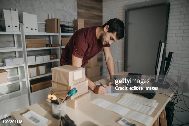 codes à barres m'aidant à organiser des forfaits - sending stock photos et images de collection