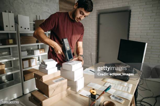Handheld Computer Scanner Photos and Premium High Res Pictures - Getty ...