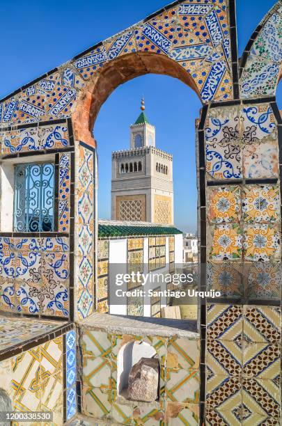 tiled wall and mosque minaret - túnez áfrica del norte fotografías e imágenes de stock