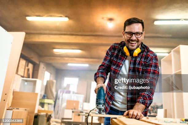 artigiano al lavoro - trapano foto e immagini stock
