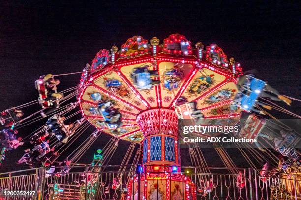 swing away rides at the fun fair - winter wonderland londen stockfoto's en -beelden