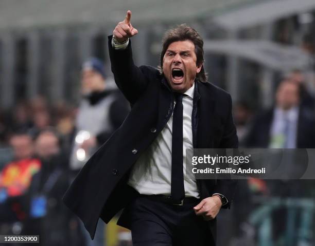 Internazionale coach Antonio Conte shouts to his players during the Coppa Italia Semi Final match between FC Internazionale and SSC Napoli at Stadio...