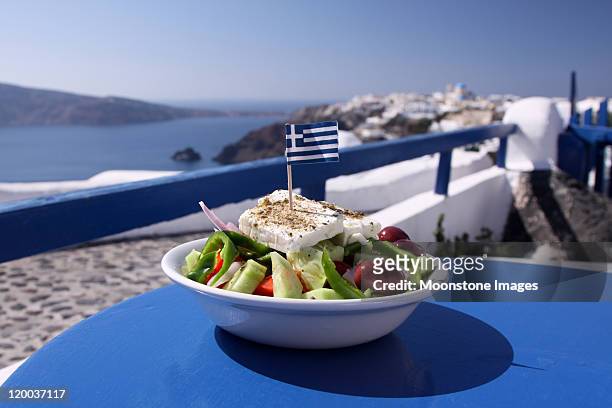 griechischer salat in oia auf santorini, griechenland - griechischer salat stock-fotos und bilder