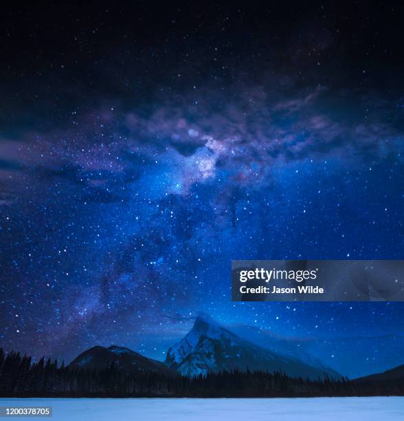 mt. rundle at night in banff national park - espace et astronomie photos et images de collection