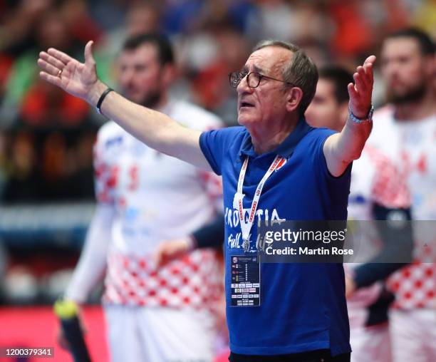 Lino Červar, Head coach of Croatia reacts during the Men's EHF EURO 2020 main round group I match between Croatia and Germany at Wiener Stadthalle on...