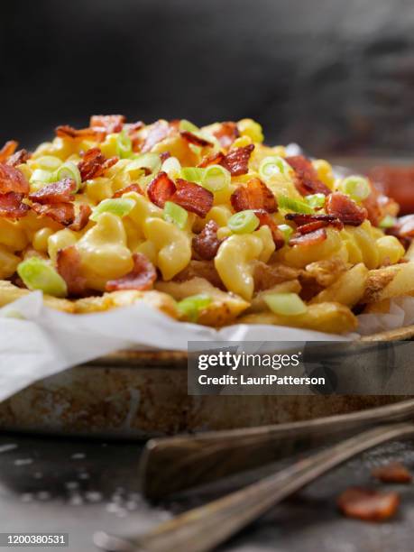 creamy macaroni and cheese fries with bacon - mac and cheese stock pictures, royalty-free photos & images