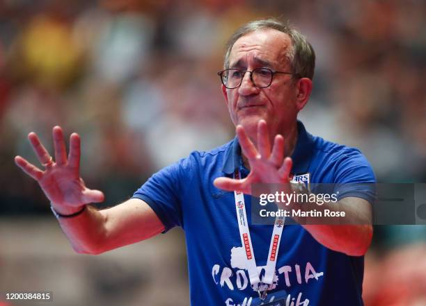 Lino Červar, Head coach of Croatia reacts during the Men's EHF EURO 2020 main round group I match between Croatia and Germany at Wiener Stadthalle on...