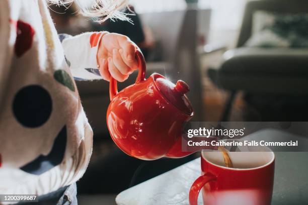 red teapot - theeblaadjes stockfoto's en -beelden