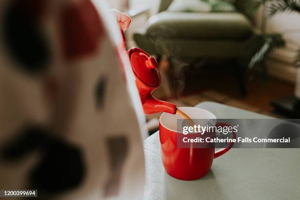 red teapot - tazza da tè foto e immagini stock