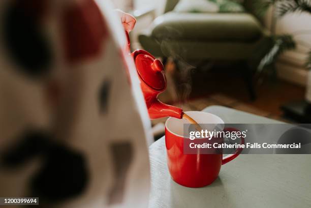 red teapot - tea cup stockfoto's en -beelden