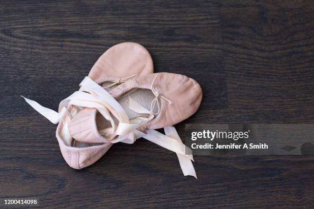 child’s ballet slippers - scarpette-per-danza-classica foto e immagini stock
