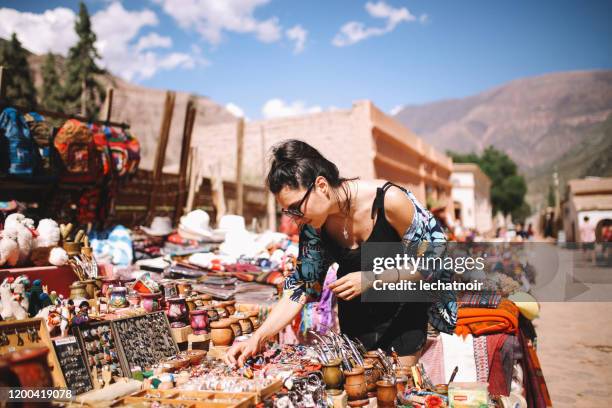 mujer turista eligiendo recuerdos en el mercado callejero - salta argentina fotografías e imágenes de stock