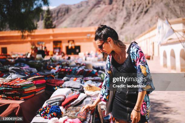 chica turista eligiendo recuerdos en el mercado callejero - salta argentina fotografías e imágenes de stock