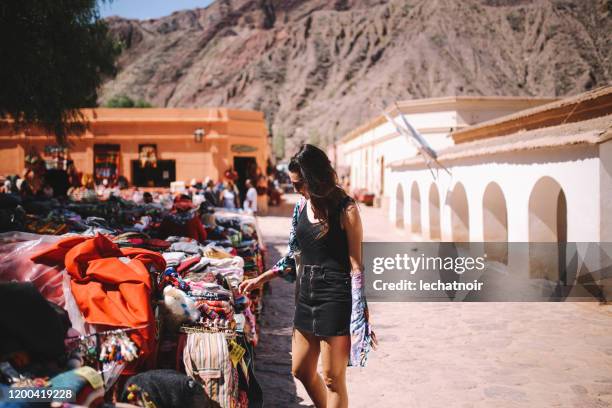 mujer turista eligiendo recuerdos en el mercado callejero - salta argentina fotografías e imágenes de stock