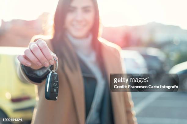 woman holding car key - chave de carro imagens e fotografias de stock