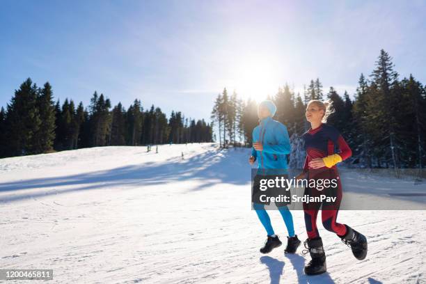 gemakkelijk rennen voordat je naar de ski gaat - skischoen stockfoto's en -beelden