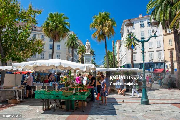 mercado agrícola de ajaccio en la place foch, córcega - corse fotografías e imágenes de stock