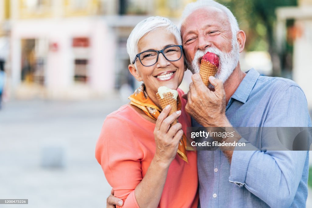Glückliches Senior-Paar isst Eis