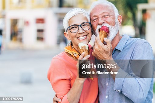 317 fotos e imágenes de Senior Couple Eating Ice Cream - Getty Images