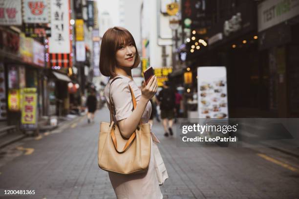 jonge vrouw verkennen seoul downtown - korea stockfoto's en -beelden