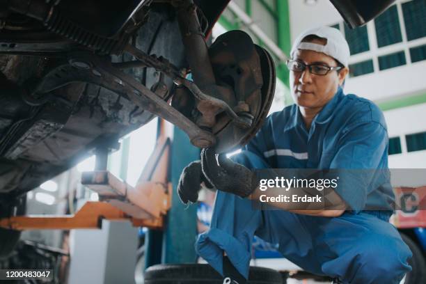 meccanici thailandesi che riparano auto alla cura dell'auto - freno foto e immagini stock