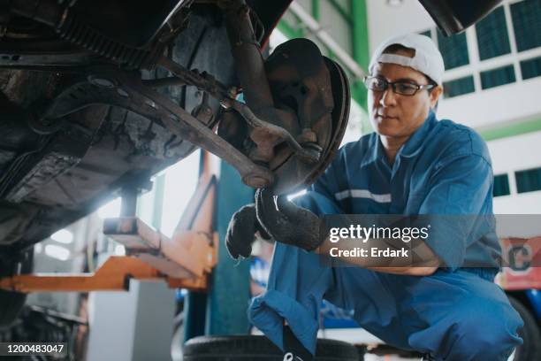 thaise monteur mannen repareren auto bij car care - automotive technician stockfoto's en -beelden
