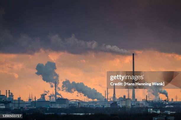 dramatic sunset over industrial area - klimaatverandering stockfoto's en -beelden