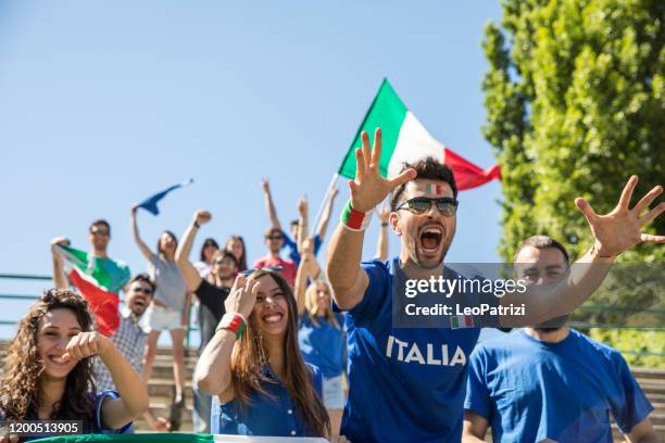 italiaanse voetbalfans vieren succes - italianen stockfoto's en -beelden