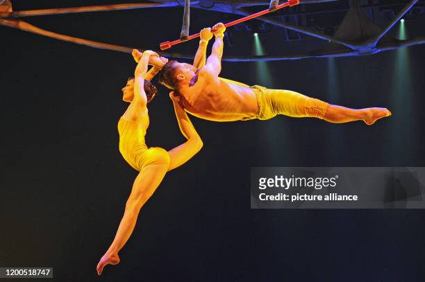 February 2020, Bavaria, Munich: The trapeze duo "Lovebirds" performs at the preview of Cirque du Soleil's "Totem" show. Until 22.3.2020, the Canadian...