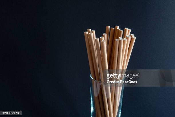 environmentally friendly straws made of paper - straw stockfoto's en -beelden