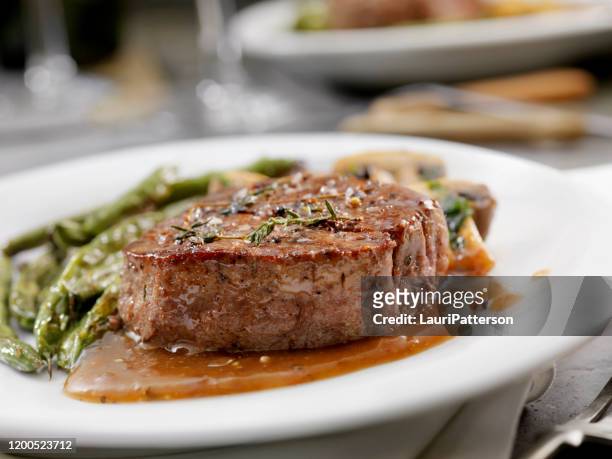 mittlere seltene filet mignon steak mit einer pilzsauce, gerösteten grünen bohnen und pilze - pikante sauce stock-fotos und bilder