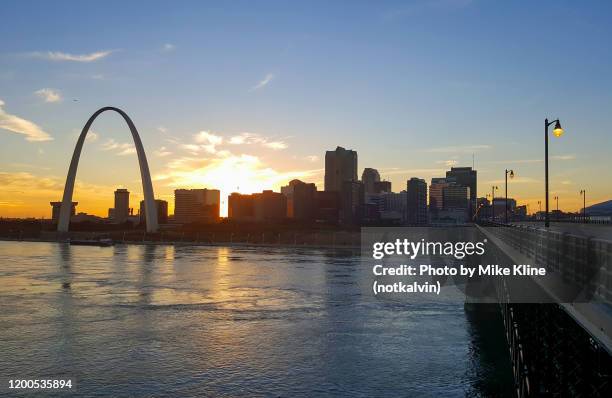 st. louis across the mississippi river - views of the gateway arch stock-fotos und bilder