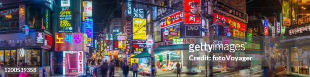 la vida nocturna de neón de seúl se apiña en coloridas calles comerciales panorama corea - escritura coreana fotografías e imágenes de stock