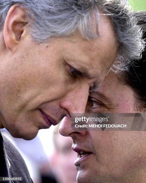 Photo prise le 08 mai 2002 à Paris, du ministre de l'Intérieur, Nicolas Sarkozy , discutant avec le ministre des Affaires étrangères Dominique de...