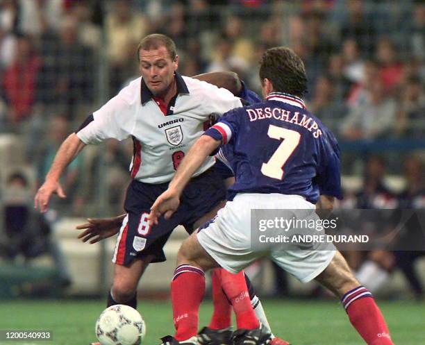 Le milieu de terrain anglais Paul Gascoigne est à la lutte avec le capitaine français Didier Deschamps, le 07 juin, au stade de La Mosson à...