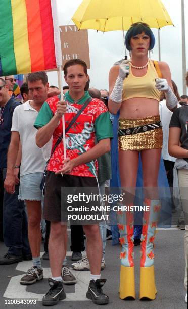 Un manifestant portant le maillot de l'équipe de football du Maroc défile en compagnie d'une Drag Queen dans les rues de Montpellier, le 06 juin, à...