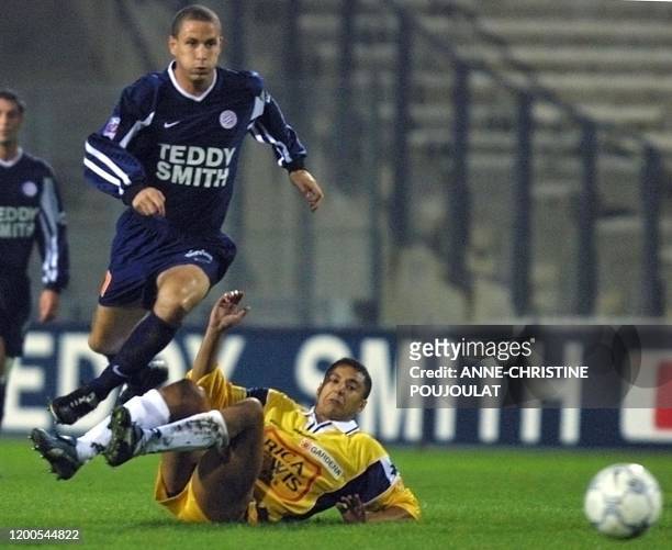 Le défenseur de Troyes, Gharib Amzine tente de tacler le milieu de terrain de Montpellier, l'Espagnole Bruno Carotti , le 27 octobre 2001 au stade de...