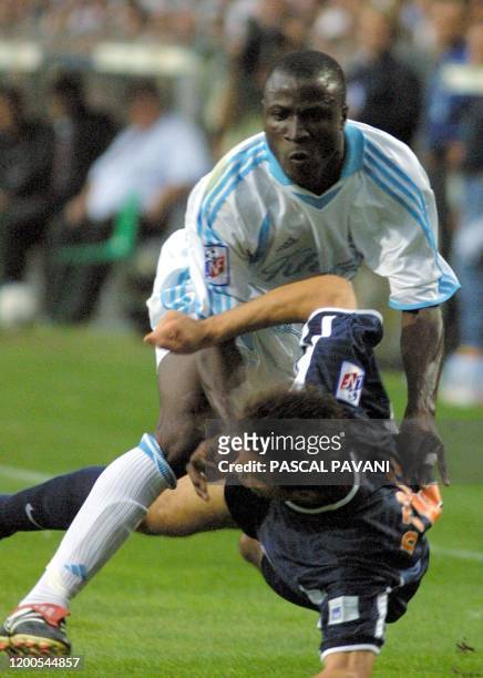 Le joueur de Marseille, l'attaquant ivoirien Ibrahima Bakayoko tente de passer malgré le défenseur de Montpellier, le Yougoslave Nenad Dzodic, le 28...
